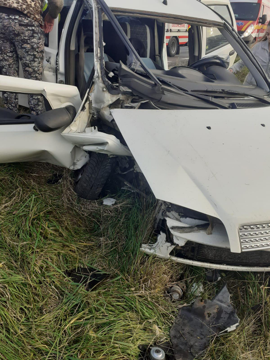 Accident grav în Argeș. Doi adulți și un copil au fost răniți