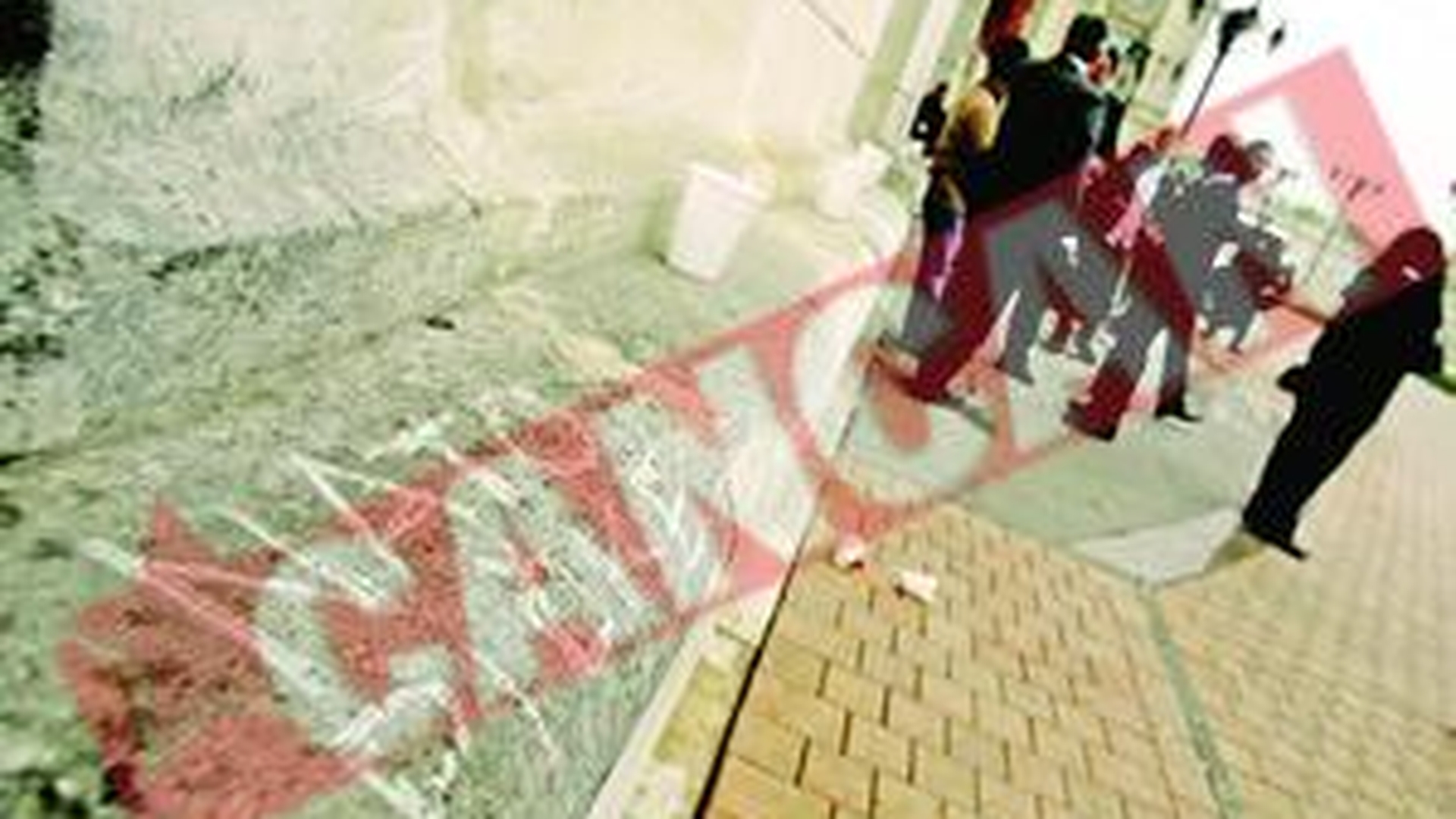 Injuratura la adresa NATO pe peretii Parlamentului