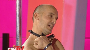 Fostul iubit al Moculeascai a fost convins sa faca striptease pe 3 bonuri de masa! Cristi Marin, aproape gol pentru 27 de lei!