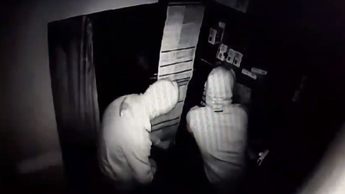 VIDEO. Mascații care au jefuit un magazin de telefoane din Corabia au fost prinși