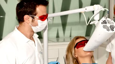 Crina Matei vrea un zambet imaculat! Si-a albit dintii cu tehnici de ultima generatie!