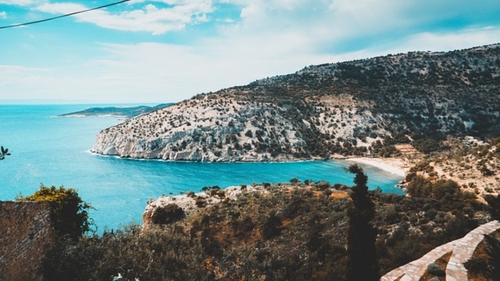 Vacanța unor români s-a transformat în coșmar! Cum au rămas fără bani, după ce au fost la mănăstire în Grecia: „Aveți mare grijă”