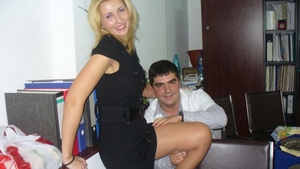 Povestea Lilianei, blonda de la Resurse Umane care a facut striptease la Spitalul Militar din Focsani! Isi cauta iubit pe Internet