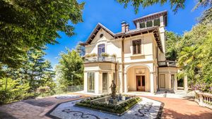 O statuie veche de 150 de ani a fost distrusă în Italia de niște turiști germani. „În loc de influenceri, numiți-i proști”