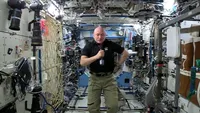 Mai înalt şi mai tânăr, după 340 de zile petrecute în spaţiu! Vezi cum s-a schimbat viaţa cosmonautului Scott Kelly