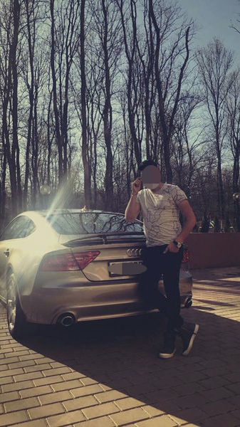 Ahmed Khaled Alsamarra’i, “prințișorul” irakian de 22 de ani, alături de una dintre mașinile familiei