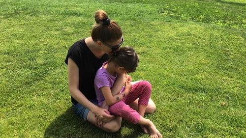 TILY NICULAE, momente groaznice cu fetiţa ei! Copila şi-a smuls singură firele de la operaţie, după ce a suferit o intervenţie chirurgicală