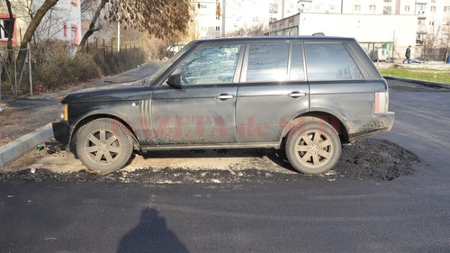 Doreii din Craiova de care râd internauţii! Au asfaltat în jurul unei maşini, iar oficialii de la primărie au şi o explicaţie 
