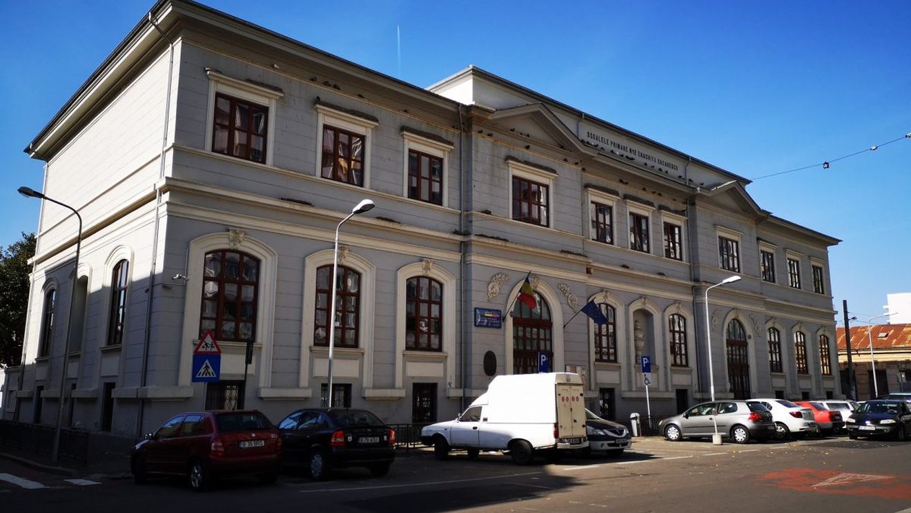 Incident șocant într-o școală din Capitală. Un elev de 12 ani a băut cola cu dezinfectant