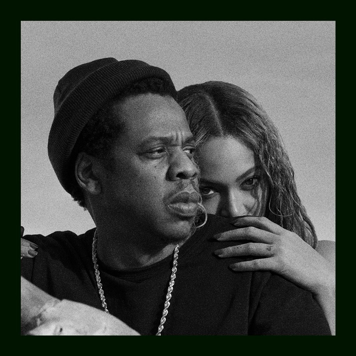 Beyonce și sora ei, Solange, au căzut pe scenă în timpul unui concert. Imaginile au făcut înconjurul lumii
