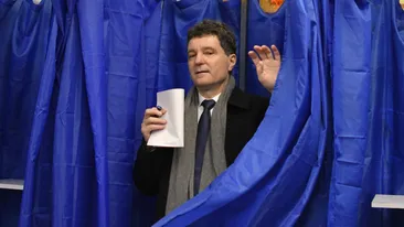 Ce scria pe tabla din secția în care Nicușor Dan a votat. Mesajul va fi viral!