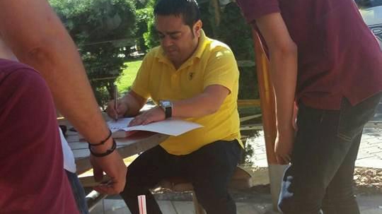 Adrian Minune, într-o ipostază inedită. Manelistul a dat autograf pe o carte de matematică!