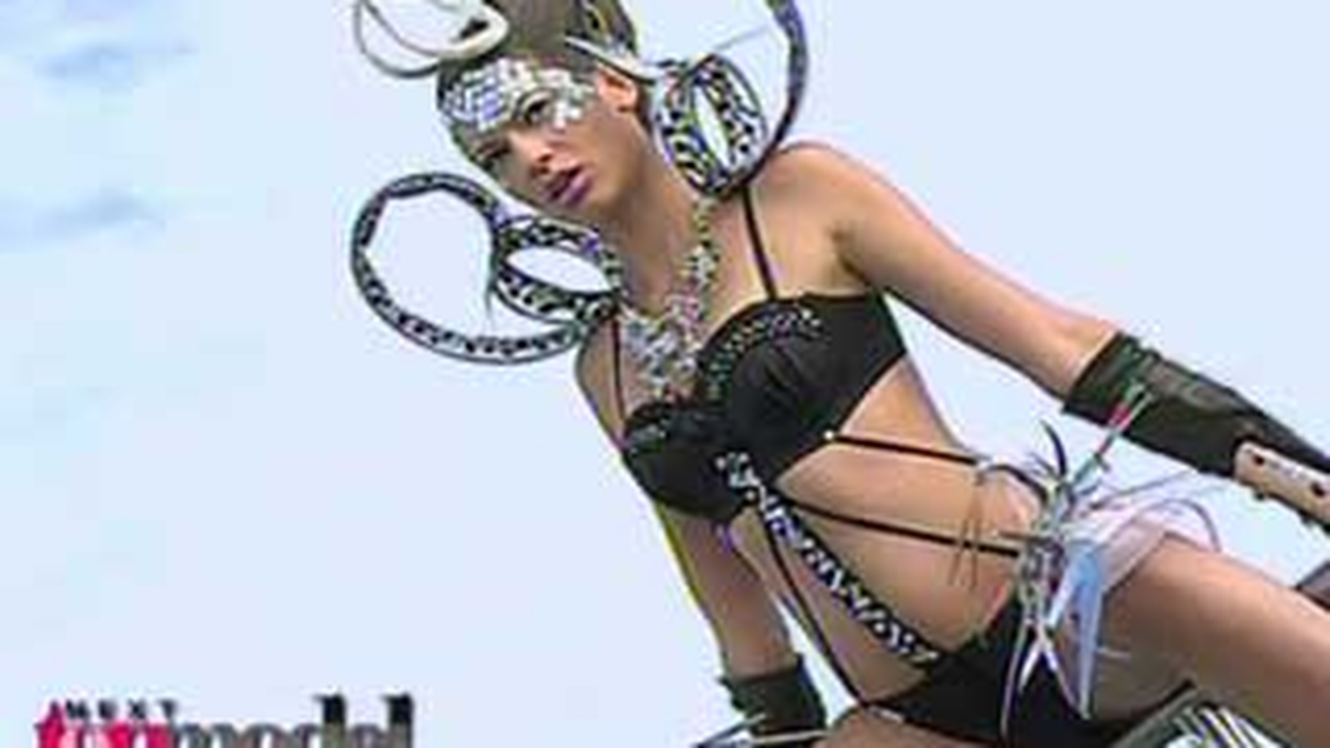 VIDEO Concurenta Next Top Model, inghetata in Islanda: "Ma dor sanii de frig, dar nu stiu de ce, ca nu am silicoane!"