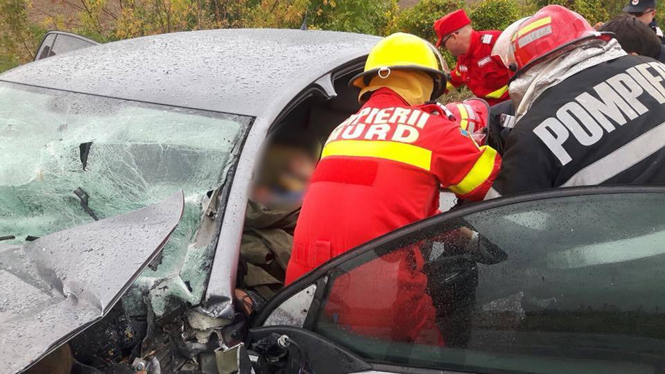 Accident teribil pe DN 2. Patru maşini implicate, un mort şi 14 răniţi. Patru persoane sunt încarcerate