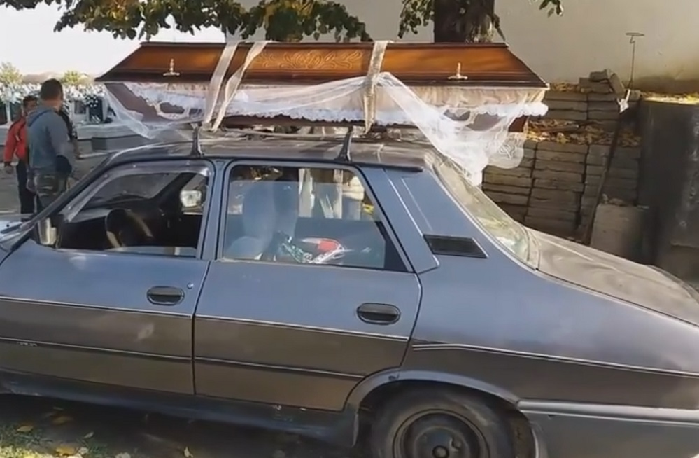 VIDEO / Scene care le-au dat fiori! Un bărbat a pus sicriul cu fratele mort pe plafonul maşinii şi a mers aşa pe străzi! Cum s-a încheiat plimbarea macabră
