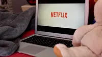 Serialul fenomen de pe Netflix care a spart topurile! E pe primul loc în România, iar povestea te ține cu sufletul la gură