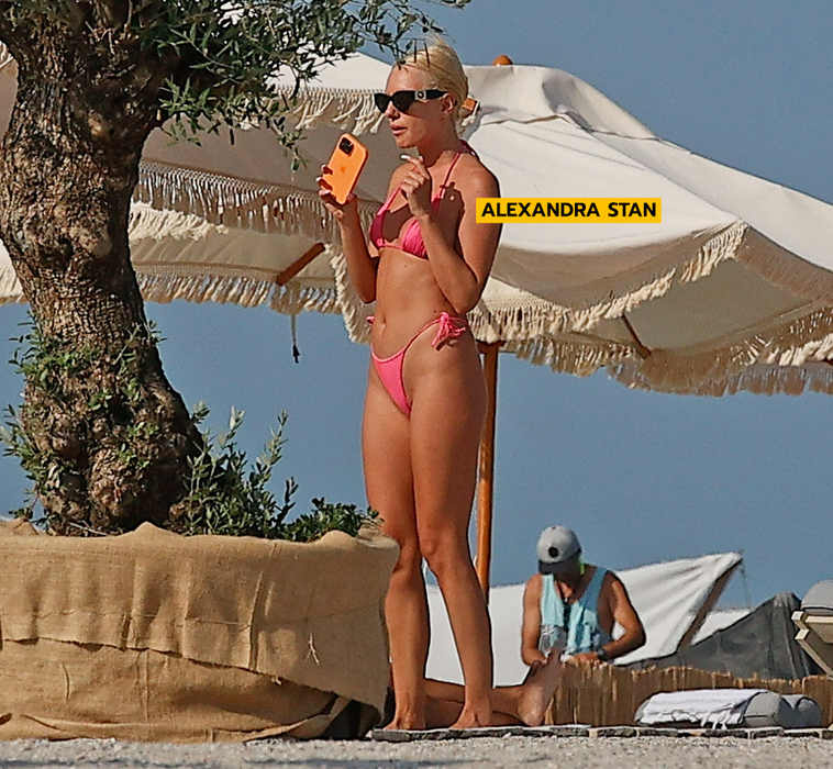 Alexandra Stan a arătat TOT pe plaja din Mamaia! Artista e HOT!