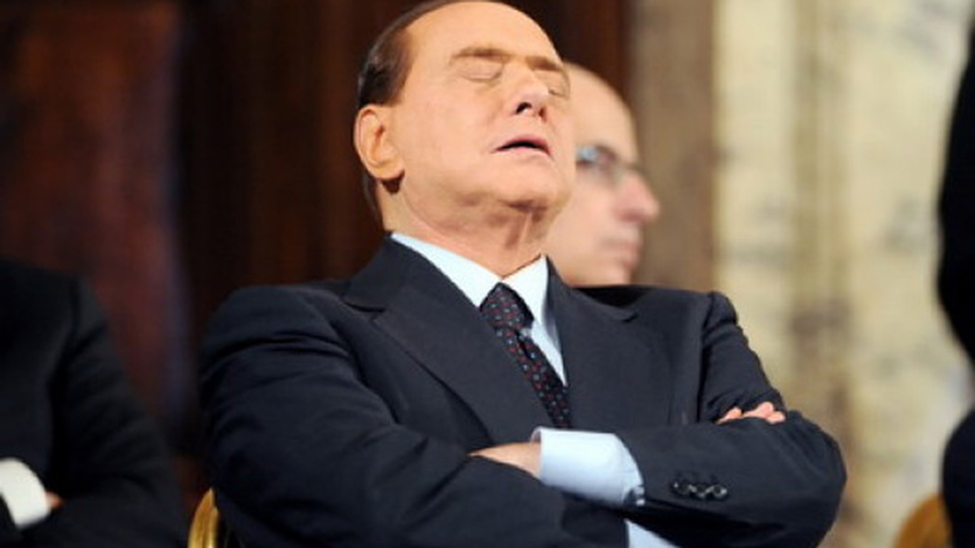 Berlusconi e nefericit si singur