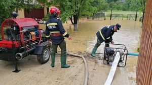 49 de localităţi din 18 judeţe, lovite de ploi și furtuni. Două persoane au murit