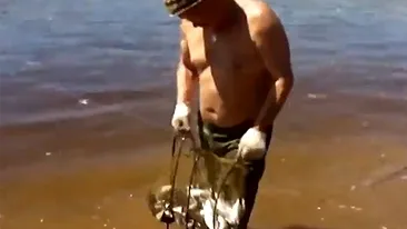 VIDEO Pescarul de care rade o lume intreaga! A reusit sa prinda o captura frumoasa, dar ziua s-a sfarsit intr-un mod hilar
