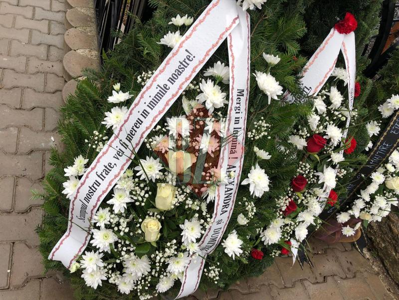 S-a aflat cine l-a găsit spânzurat pe părintele Liviu Crauciuc. Soția lui a lipsit de la înmormântare, dar a trimis o coroană cu flori pe care a scris un mesaj sfâșietor