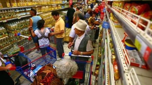 Cei mai multi romani isi petrec mini-vacanta de 1 Mai si Paste acasa! Vezi cati bani au alocat pentru cosul de sarbatori