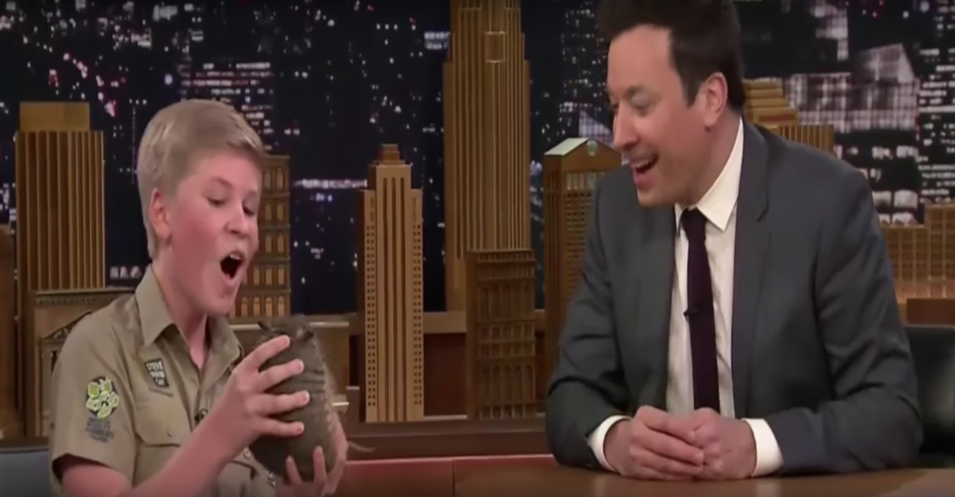 Îl mai ţineţi minte pe STEVE IRWIN, „Vânătorul de crocodili”? Cum arată fiul lui Robert, care are acum 13 ani. Asemănarea cu tatăl său este uluitoare!