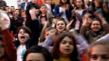 VIDEO Andreea Balan, agresata de un Iepuras nebun! Cantareata l-a luat la suturi in fund si apoi s-a apucat de plans in culise!