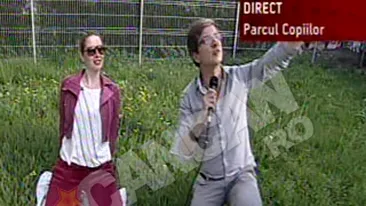 VIDEO Splendoare in iarba! Uite-o pe Oana Lis facand yoga cu bunica ei