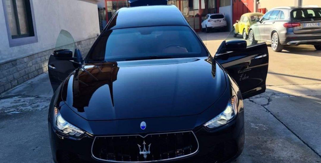 Oferta de lux a unei firme de servicii funerare din Târgu-Jiu: ultimul drum, într-un Maserati Ghibli! Oamenii vor să afle câţi cai putere are bolidul şi ce viteză maximă poate atinge