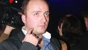 L-am găsit pe ”dispărutul” Costi Ioniţă + noua blondă din viaţa lui