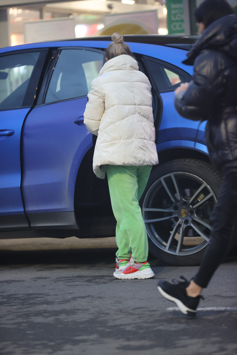 Cum arată Amna când are impresia că nu o vede nimeni "Bravo, ai stil" la treburi casnice!