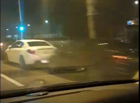Coada care s-a format din maşinile parcate s-a întins peste 100 de metri
