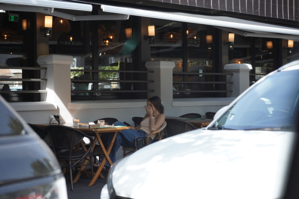 Alex Delea pornește către baia cafenelei, lăsând-o pe Elena Chiriac la masă / (Sursa: CANCAN.RO)