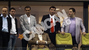 Deasupra "extraterestrilor" au fost "galacticii" Romaniei: Tiriac, Uzunov, Ontanu, Ionut Negoita, Dan Diaconescu si Vadim Tudor! Tribuna VIP, la fel de valoroasa ca mega-echipa catalana