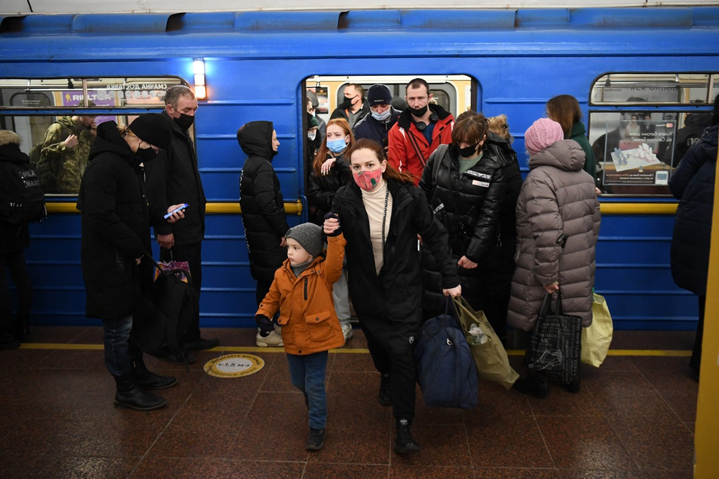 Oameni la metrou, în Kiev, pe 24 februarie 2022. (Sursa foto: profimedia.ro)