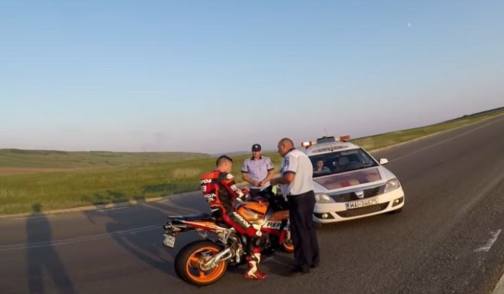 Un polițist i-a făcut o mărturisire șocantă unui motociclist pe care l-a surprins în timp ce făcea burnout-uri pe un drum din Botoșani