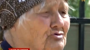 O bătrână de 81 de ani din Prahova a găsit la gunoi o geantă cu 20.000 de lei, darul de nuntă primit de niște tineri! Ce a făcut femeia e uluitor