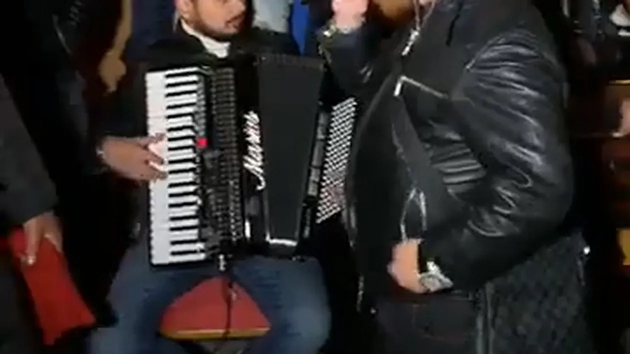 La asta, cu siguranță, nu te așteptai! Adrian Minune și Marcel Pavel, duet în curtea casei