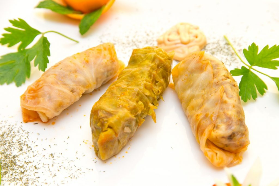 Sarmele de post cu ciuperci si soia pe farfurie