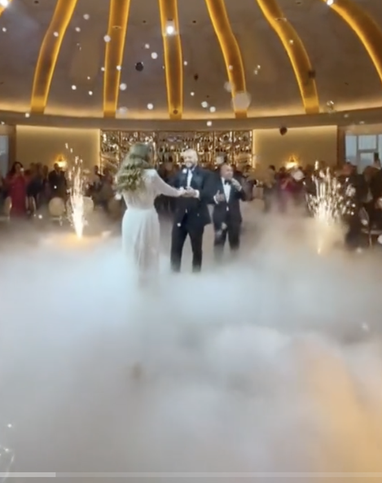 Ce mamă are Livian Pop! Soția lui Nelson Mondialu’ a atras toate privirile la nunta fiului ei. VIDEO