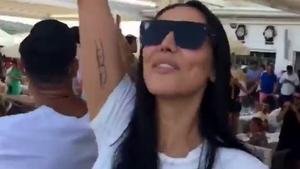 Imagini colosale cu voluptuoasa Flo, fotomodelul implicat în orgiile de la vila fostului premier italian. Românca erotică a lui Berlusconi, party cu Florin Salam şi ”cărămizi” de 500 €  în cel mai scump loc din Saint Tropez! 