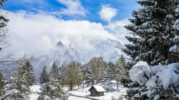 Strat de zăpadă de peste 35 de cm în martie 2026. Nou cod portocaliu de ninsori în România