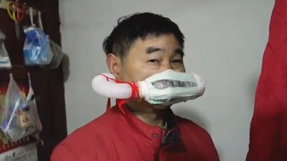 Noua modă, în plină pandemie! Un frizer din Wuhan a creat o „mască” dintr-o sticlă de plastic și din hârtie igienică