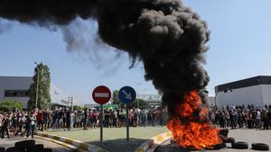 Proteste de proporții la Barcelona! Muncitorii sunt revoltați de faptul că Nissan a decis închiderea  fabricii. Aproximativ 3000 de oameni rămân fără locuri de muncă