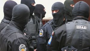 Au ucis un bătrân pentru 650 de lei şi au jucat banii la păcănele