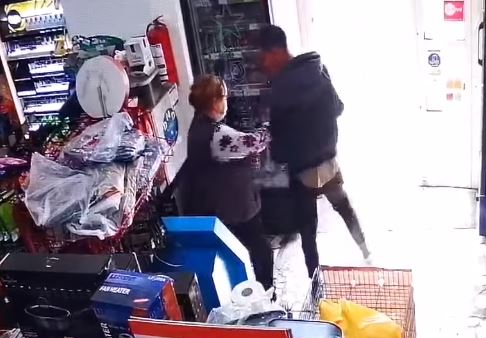 FOTO. Cei mai proști hoți sunt din Iași. Cum au jefuit doi tineri un supermarket din oraș, în plină criză COVID-19
