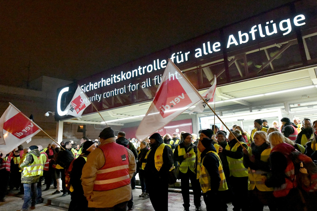 Sute de zboruri au fost anulate pe 8 aeroporturi din Germania. Care este motivul