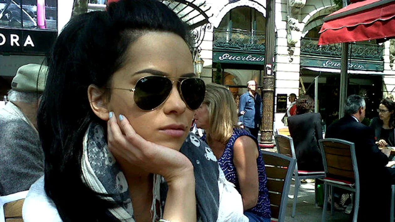 Inna isi bea cafeaua pe Champs Elysees!