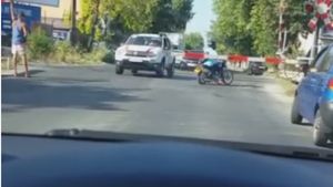 Scene filmate în această dimineaţă, în Capitală! Aceşti şoferi au băgat viteză şi nu au ţinut cont că poate trece trenul în orice moment!